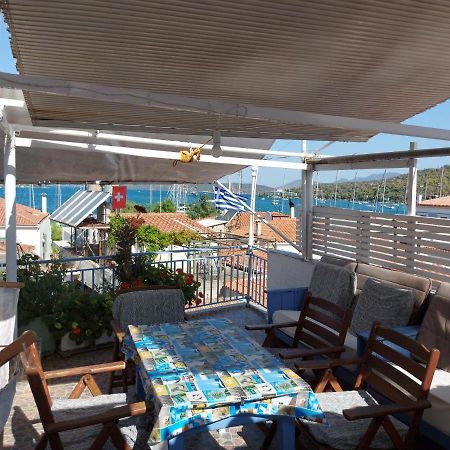 Nikos Rooms And Studios Poros Town Exterior foto